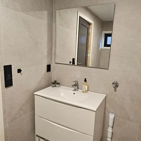 Moderne 2 Roms Leilighet Med Gratis Parkering Naer Sentrum
